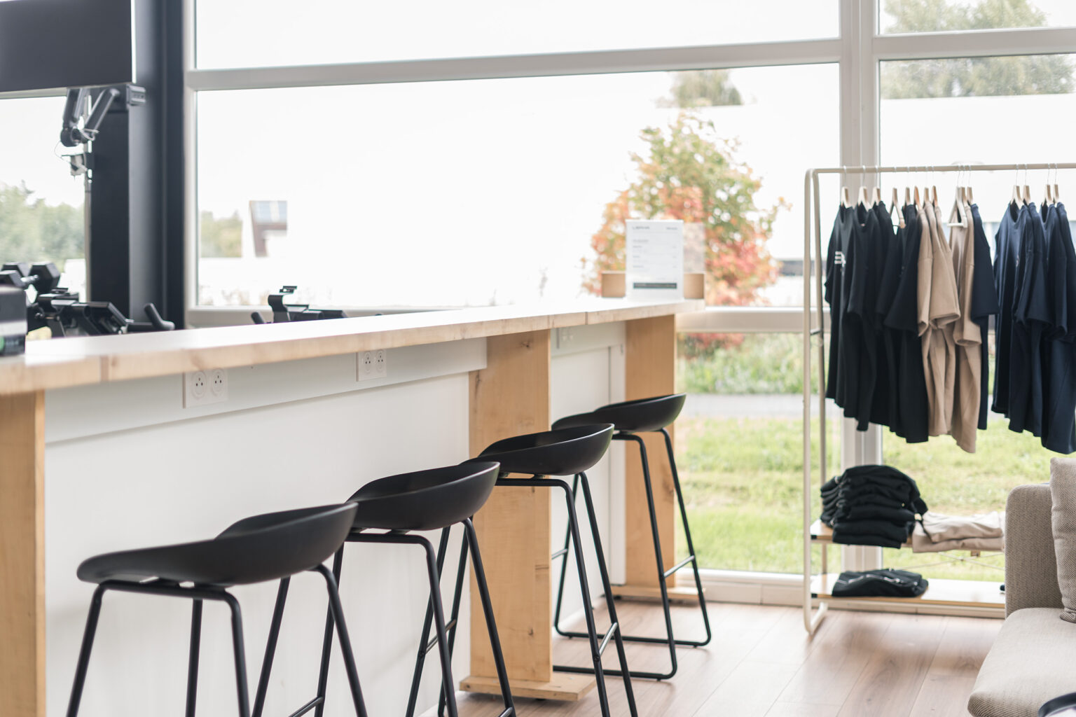 Le comptoir du coffee-shop et la boutique LSPHR face aux baies vitrées