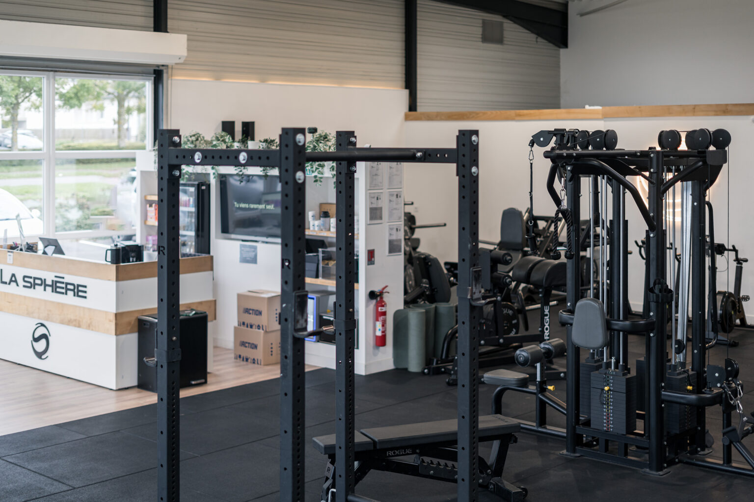Accueil de La Sphère avec l’enseigne du club et le plateau d’entraînement