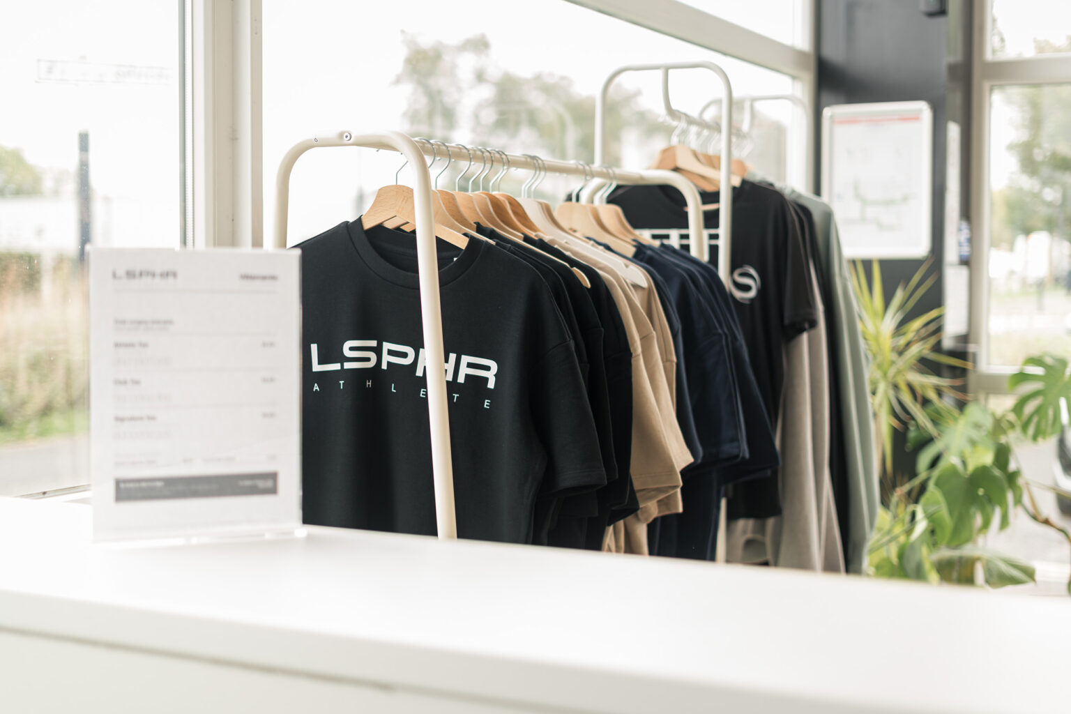 T-shirts de la collection LSPHR sur un portant