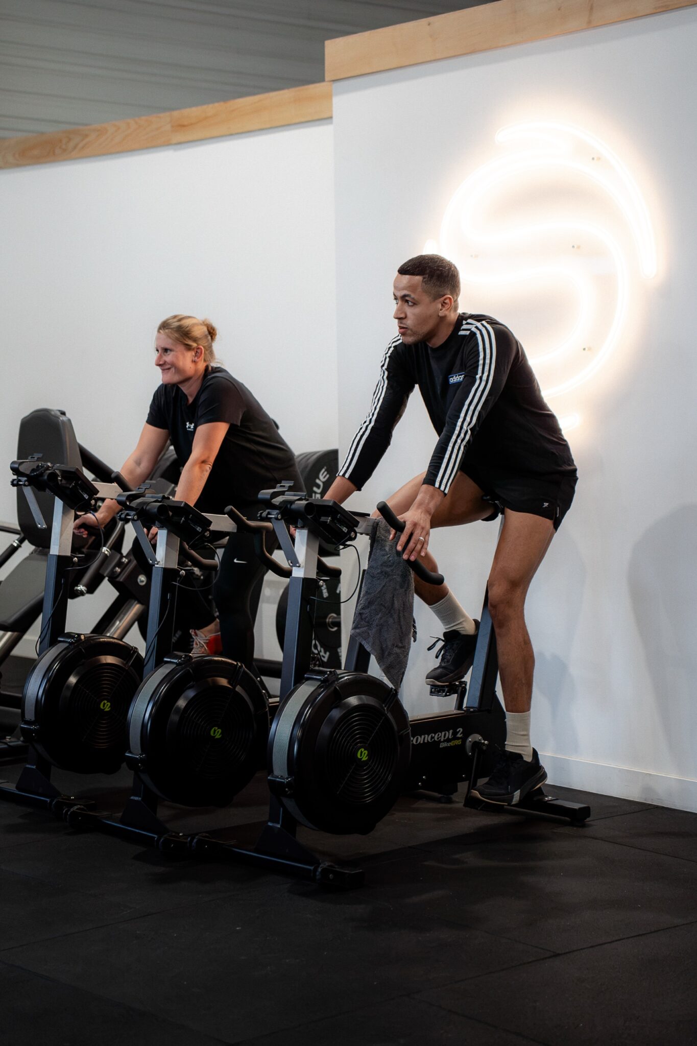 Deux adhérents sur les vélos de l’espace cardio