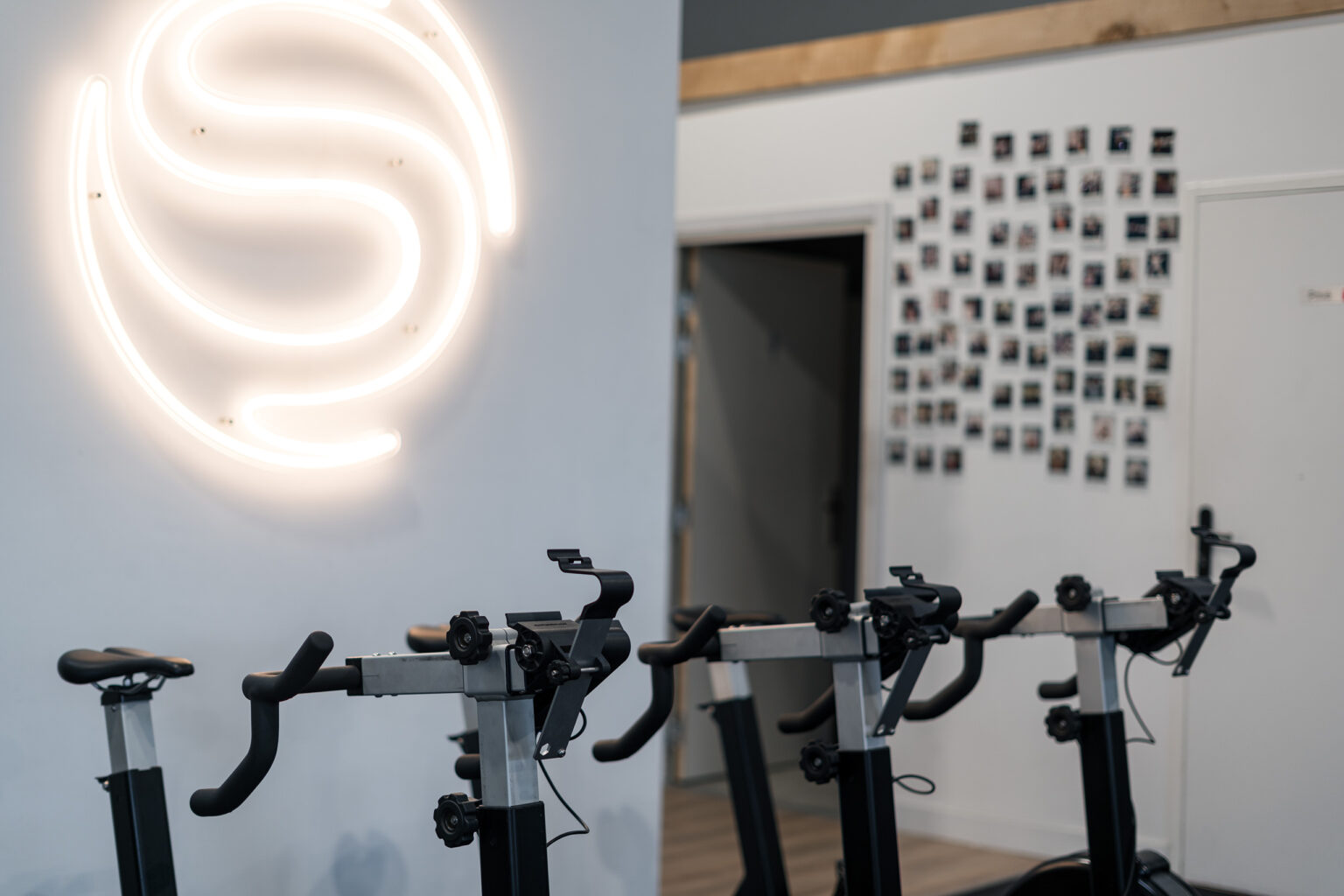 Espace cardio avec vélos et logo lumineux de La Sphère