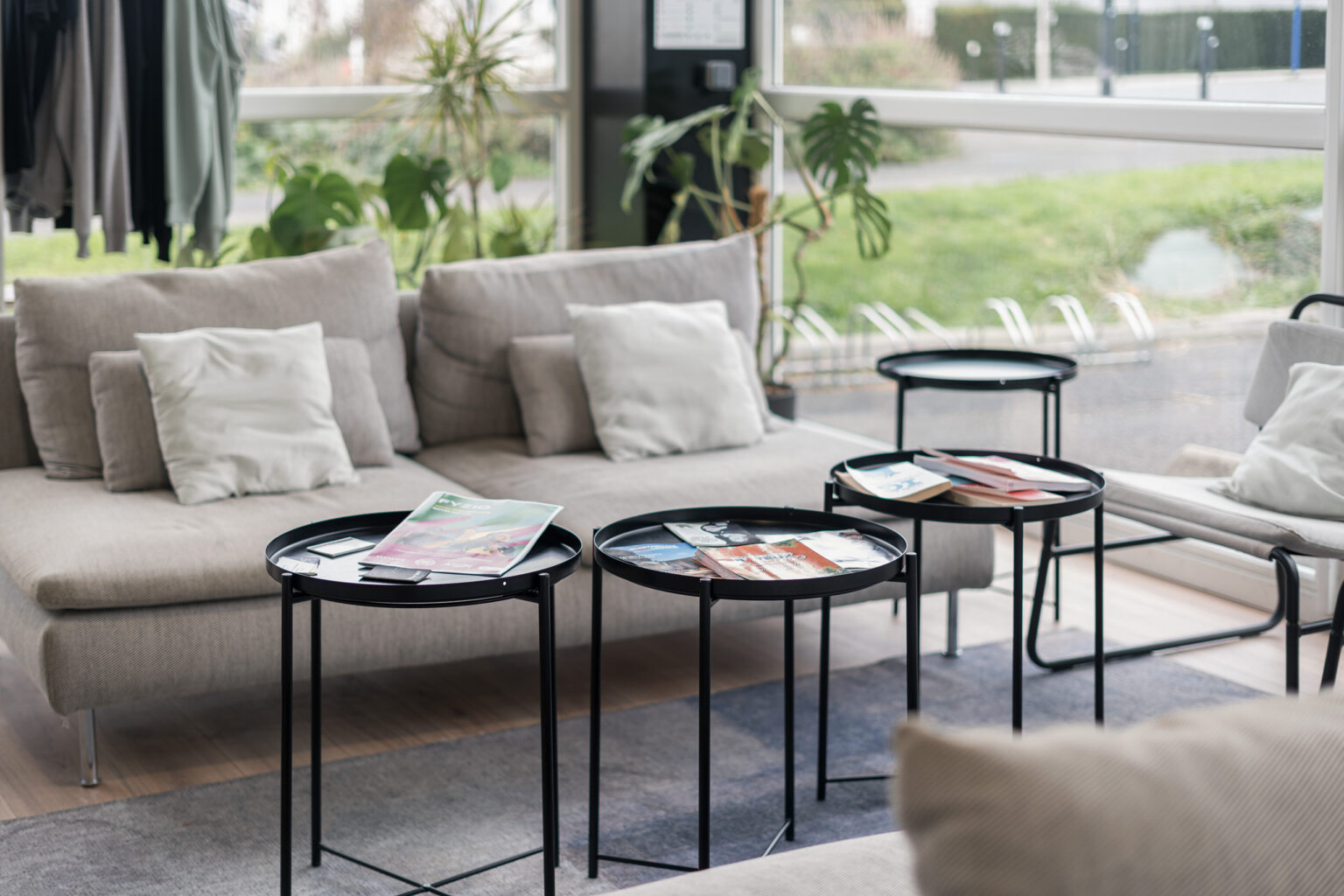 Lounge du social club de La Sphère : canapés, tables basses et magazines