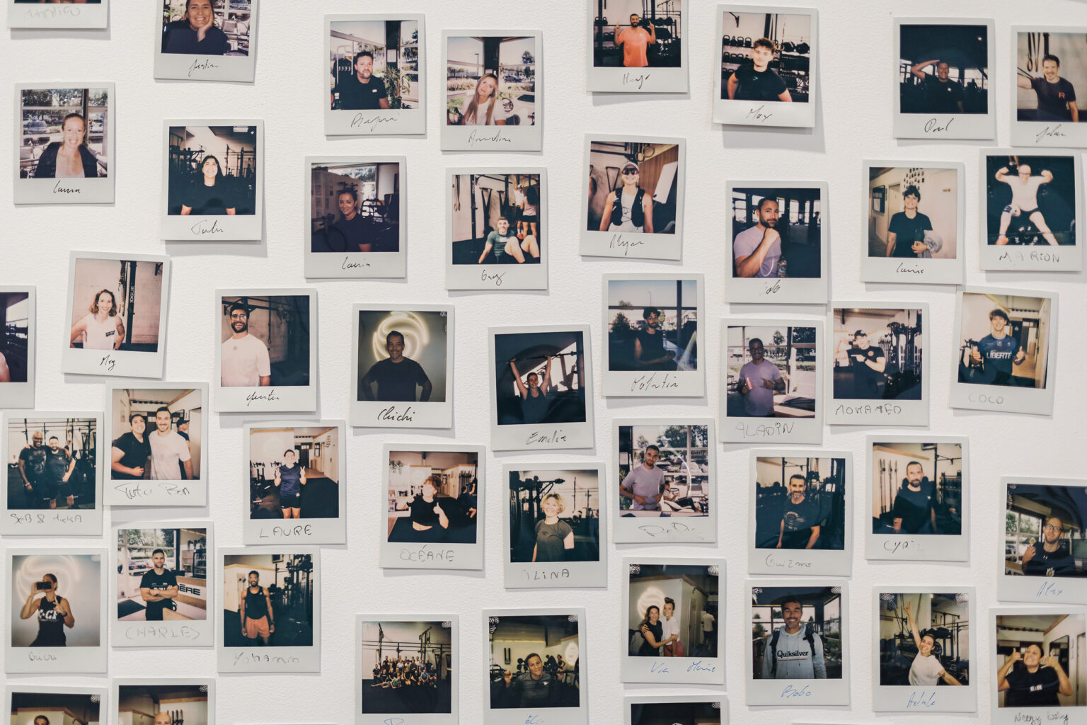 Le mur des membres de La Sphère : des dizaines de polaroïds d’adhérents du club