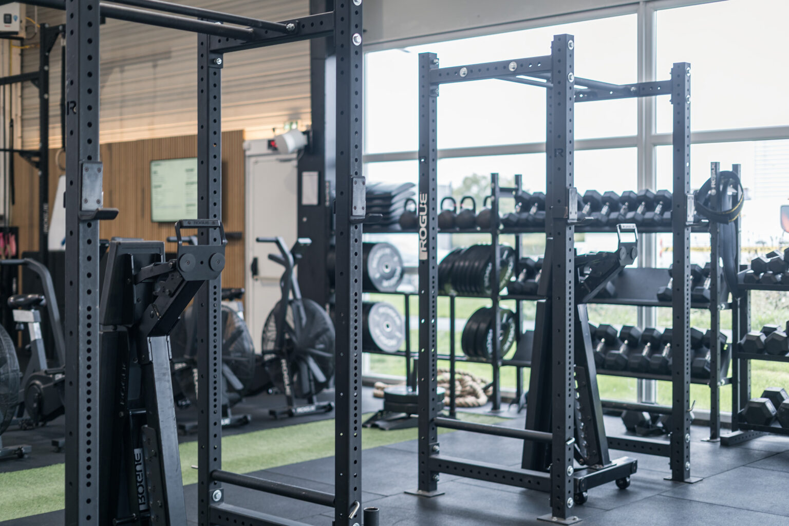 Plateau musculation de La Sphère, salle de sport à Caen Nord : racks, haltères et grandes baies vitrées