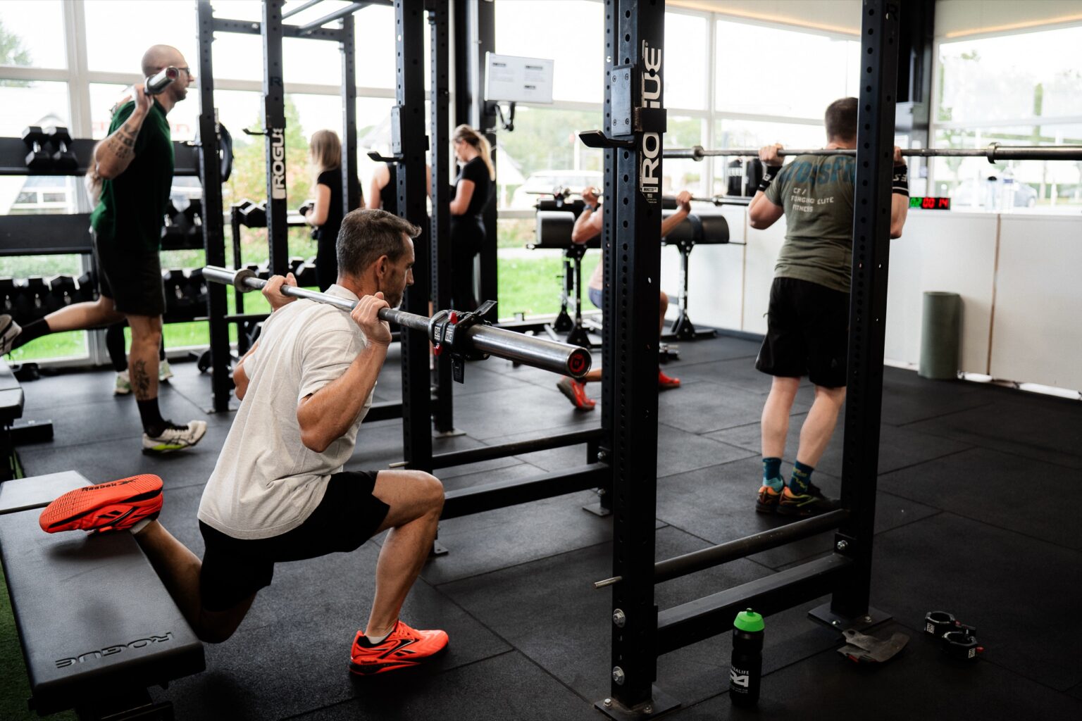 Adhérents à l’entraînement au rack pendant un cours