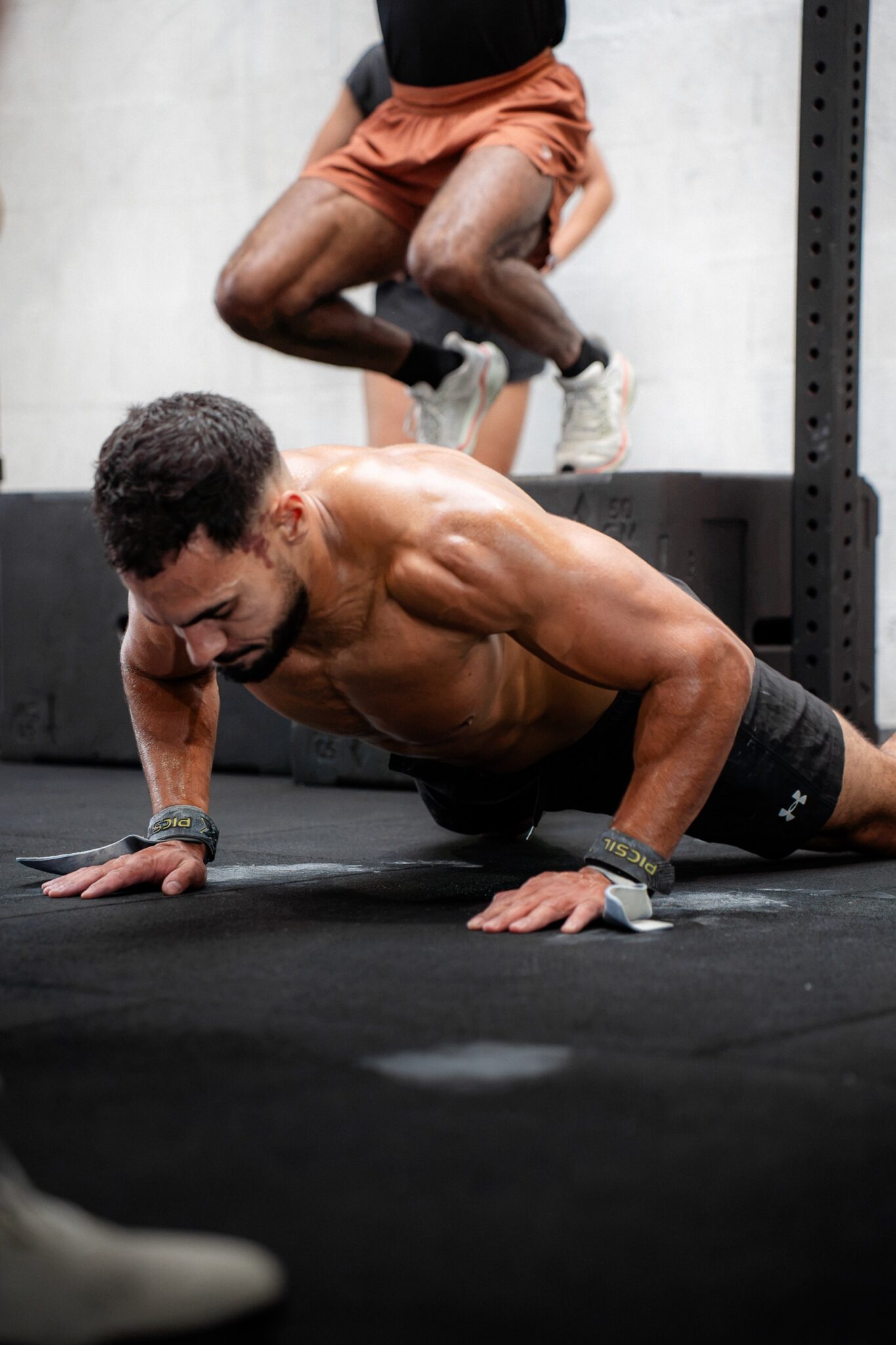 Burpees et sauts sur box pendant une séance Hyrox à La Sphère, Caen Nord
